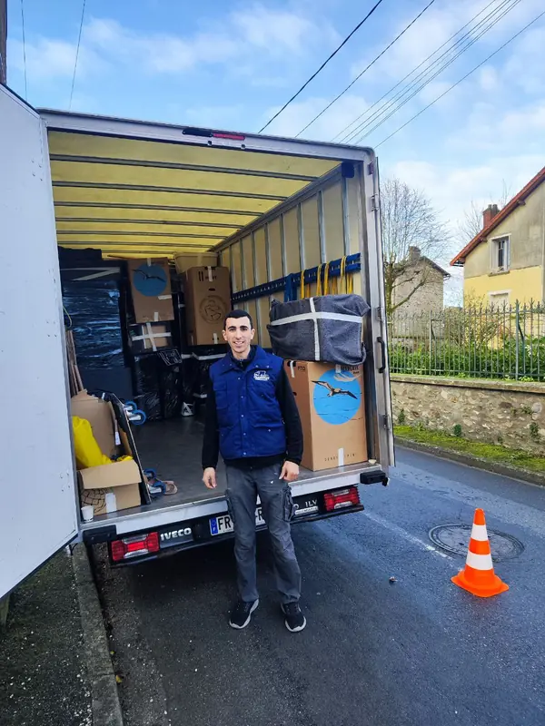 Déménageur TRANSFAST devant camion chargé - Île-de-France