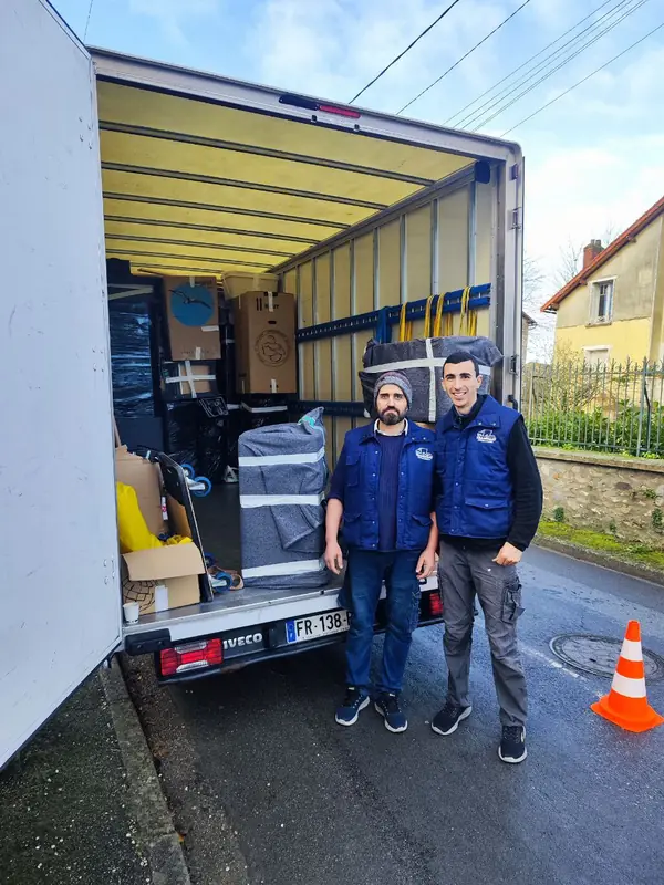 Équipe TRANSFAST DÉMÉNAGEMENT devant le camion - Déménagement professionnel Paris